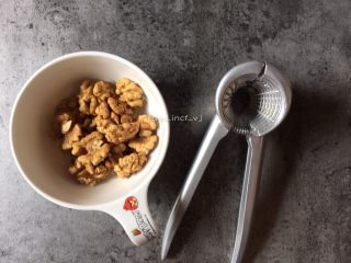 3、核桃杂粮粥,核桃去壳