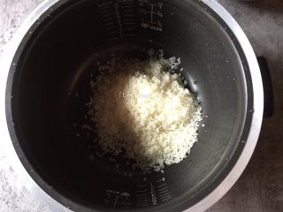 6、核桃杂粮粥,倒入锅中