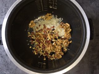 8、核桃杂粮粥,加入洗净的核桃仁