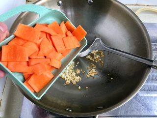 8、双菇烩,放入胡萝卜煸炒