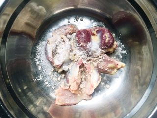 2、无肉不欢之鸡杂粉条,把鸡胗单独拿出加入豆粉、料酒、盐搓揉清洗干净。（很遗憾没有买到鸡肠）