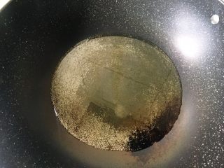 5、无肉不欢之鸡杂粉条,热锅倒油烧至八成热。