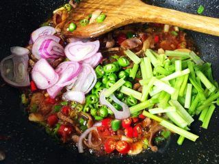 12、无肉不欢之鸡杂粉条,再加入洋葱、芹菜、青椒、小尖椒翻炒均匀。