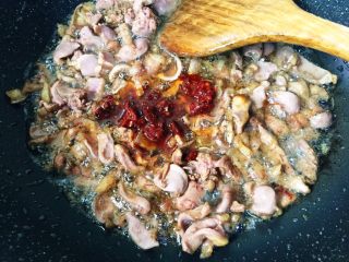 10、无肉不欢之鸡杂粉条,加入豆瓣酱快速翻炒，时间不宜长。