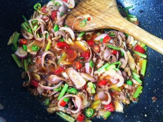 13、无肉不欢之鸡杂粉条,然后加入适量生抽翻炒均匀。