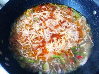 15、无肉不欢之鸡杂粉条,煮开后放入粉条，尽量让粉条淹在汤中。