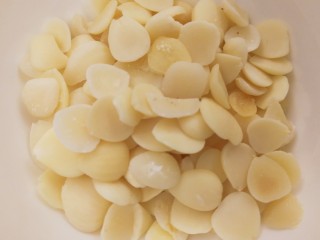 3、适合新手的一次性发酵酸奶小餐包,这是表面装饰用的杏仁片(芝麻也可以)