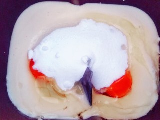 5、适合新手的一次性发酵酸奶小餐包,加入50~70克的白糖(根据自己喜甜的程度而定)和2克的盐