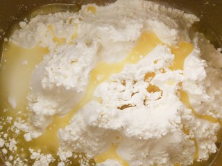 8、适合新手的一次性发酵酸奶小餐包,倒入40克的植物油