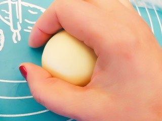 13、适合新手的一次性发酵酸奶小餐包,然后拿起一块面团,揉几下,用手在垫子上滚圆