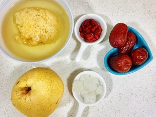 1、宝宝辅食10M➕：银耳雪梨羹,准备好所有材料