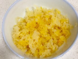 2、宝宝辅食10M➕：银耳雪梨羹,将银耳提前两小时泡发后洗净去蒂并撕碎（尽量撕的碎一些，这样会更好的出胶哦）