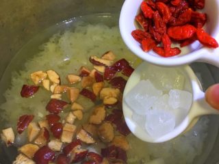 4、宝宝辅食10M➕：银耳雪梨羹,最后放入枸杞和冰糖