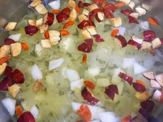 5、宝宝辅食10M➕：银耳雪梨羹,继续小火煮十分钟即可