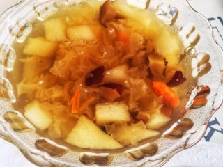 8、宝宝辅食10M➕：银耳雪梨羹,如果给大宝宝食用不需要用料理棒搅拌即可食用，7-10个月的宝宝吃的时候可以做完后用料理棒将银耳羹搅打成细腻糊糊状给宝宝吃哦