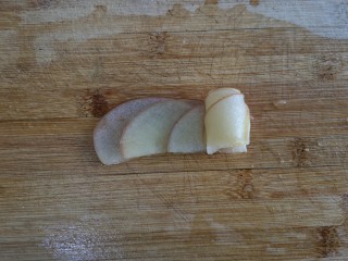 12、苹果玫瑰花土司,然后如图所示从最右边一片向左边卷起。