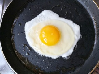 17、苹果玫瑰花土司,平底锅中刷一层薄油，烧热后将鸡蛋打入。