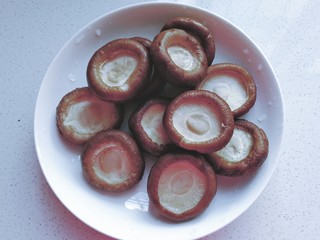 2、香菇素“鲍鱼”,用剪刀剪去香菇蒂，然后清洗干净；