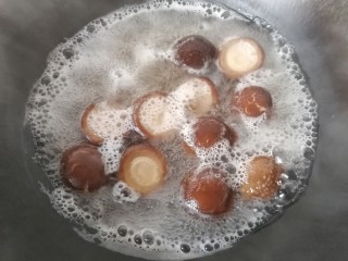 3、香菇素“鲍鱼”,锅中入适量水，放入香菇煮软；