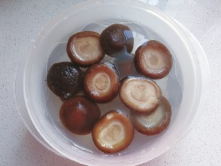 4、香菇素“鲍鱼”,然后捞起过凉水；