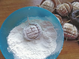 6、香菇素“鲍鱼”,再用牙签依次从香菇从间穿过，然后放入面粉中两面都沾匀面粉；