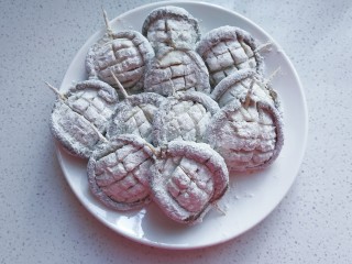 7、香菇素“鲍鱼”,依次将所有香菇都拍好面粉；