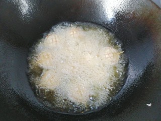 9、香菇素“鲍鱼”,炸至微黄后翻面将另一面也炸好，炸好后捞出控油装盘；