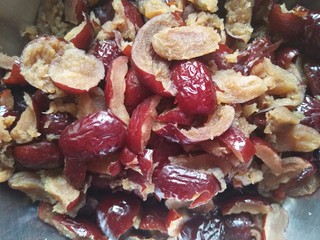 2、自制姜枣膏,锅内煮15分钟后捞出去核，水留下备用