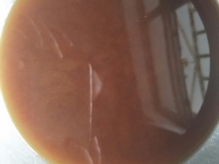 8、自制姜枣膏,红糖放进煮红枣的水中升温融化