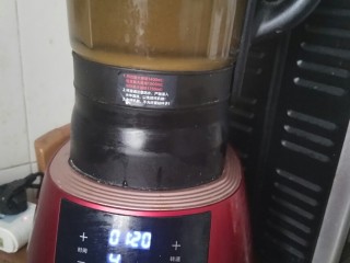 9、自制姜枣膏,所有材料放进破壁机，再倒入适量的水，打成米糊状，我的西屋打一遍就非常细腻，如果嫌粗糙的可以多打几次(如果没有破壁机就把所有东西剁碎)