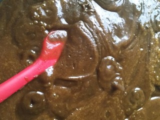 10、自制姜枣膏,打好的糊糊倒入锅中，开小火并不断搅拌慢熬(糊糊太能飞溅，我是穿长袖带头巾熬的，注意别烫着)