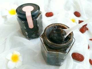 13、自制姜枣膏,放凉后装瓶冰箱冷藏，吃的时候一小勺放入杯中倒满水喝即可，最好早上食用最迟中午喝完