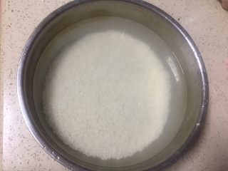 1、健脾养胃~酸甜糯香凤萝饭,糯米洗净