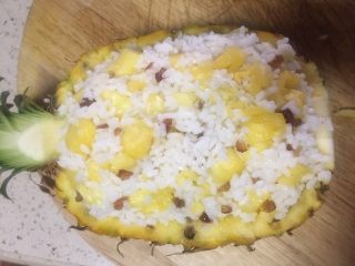 9、健脾养胃~酸甜糯香凤萝饭,取去了肉的凤梨壳转入拌好的糯米饭