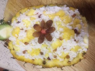 10、健脾养胃~酸甜糯香凤萝饭,再取几颗葡萄干做装饰