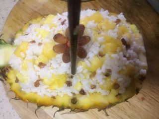11、健脾养胃~酸甜糯香凤萝饭,用筷子给菠萝饭插数个小孔以便上汽