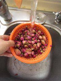 2、玫瑰红糖膏,干玫瑰花用清水冲洗干净。