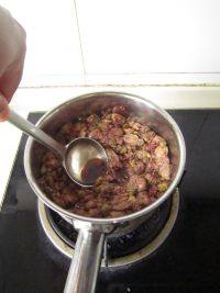 4、玫瑰红糖膏,小火煮上20分钟。