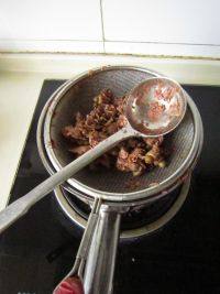 5、玫瑰红糖膏,然后把玫瑰花过滤。