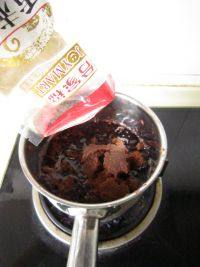 6、玫瑰红糖膏,玫瑰花水加入红糖继续小火熬制。