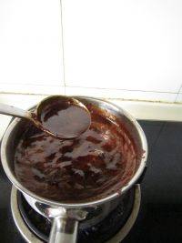 8、玫瑰红糖膏,直到汤汁浓稠关火。