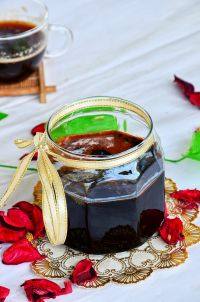 9、玫瑰红糖膏,盛入密封瓶中，一勺红糖膏可用温水对开饮用。