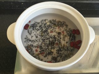 2、补血益气粥加蒸饺,稍微清洗一下后加入适量水浸泡2小时以上；