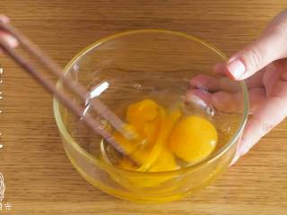 3、肉末蛋羹12m+,加蛋打散