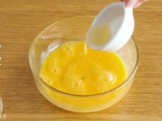 4、肉末蛋羹12m+,倒入柠檬汁