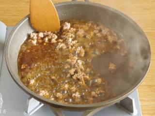 13、肉末蛋羹12m+,放入酱油和热水，炒熟