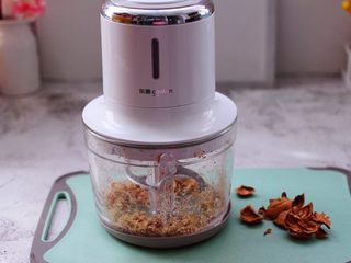 5、紫薯百合核桃糯米粥,把核桃去皮后，用东菱无线绞肉机绞成颗粒状，取出备用。