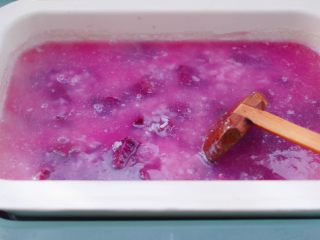 9、紫薯百合核桃糯米粥,看见锅中汤汁，变得越来越粘稠时。