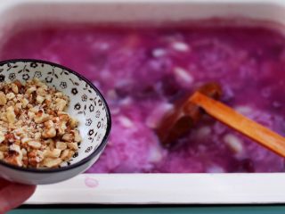 12、紫薯百合核桃糯米粥,这个时候加入绞碎的核桃和白砂糖。