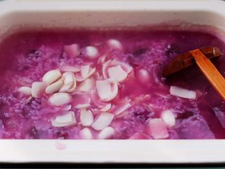 10、紫薯百合核桃糯米粥,这个时候加入洗净的新鲜百合。